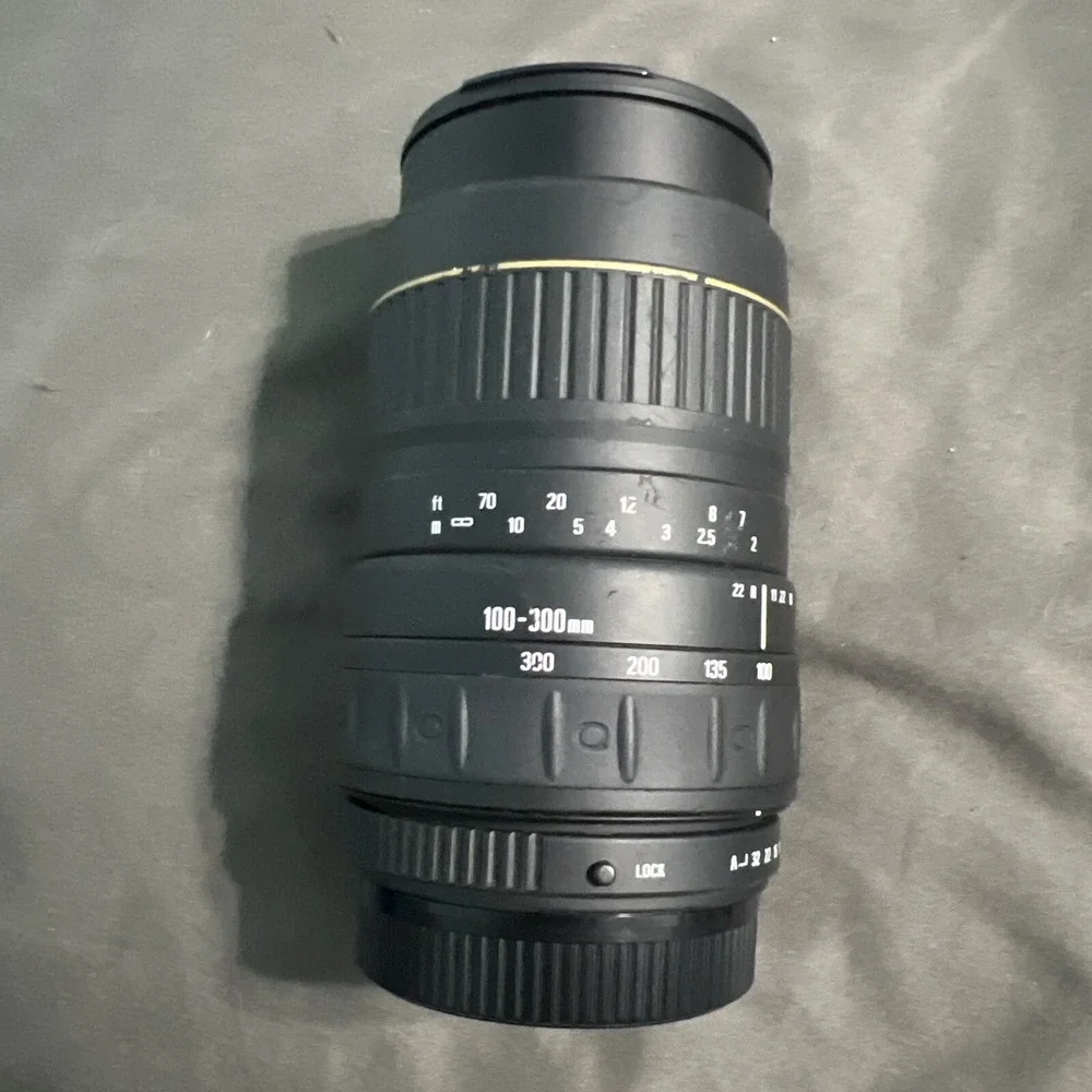 Quantaray 100-300mm 1:4.5-6.7 Autofocus Zoom for Pentax AF Lens W/ 55mm UV Lens